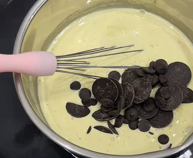 manual stirring chocolate sauce manual stirring chocolate sauce