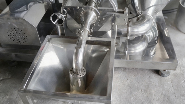 Self-Suction Feeding Design for Dry Powder Grinder - No Conveyor Needed