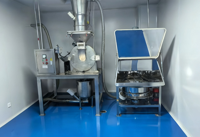 Dust-Free Feeding Design for Grinder - Integration of Feeding Station, Vacuum Conveyor and Powder Grinder
